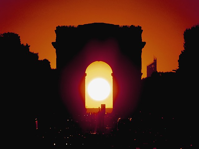 Coucher de Soleil dans l'arche de l'Arc de Triomphe
